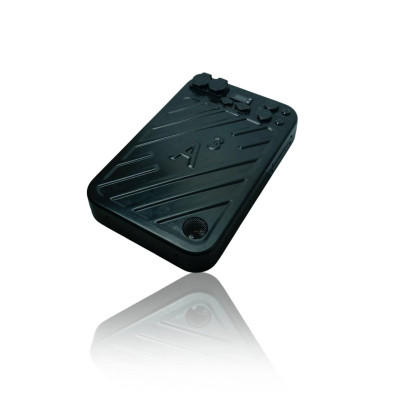 Ultra Slim triple-A - зарядна станція з вихідною потужністю 1000W